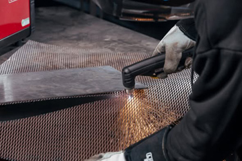 ручным плазменным станком можно аккуратно разрезать даже металлическую сетку