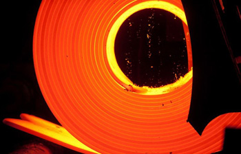 финишный этапо производства рулона горячекатаного - намотка еще горячего листового металла