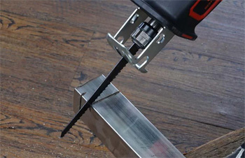 сабельной пилой пользуются и для резки профилей