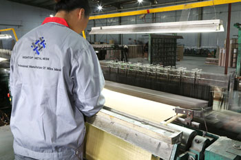 производство латунной сетки чем-то напоминает работу ткацкого станка