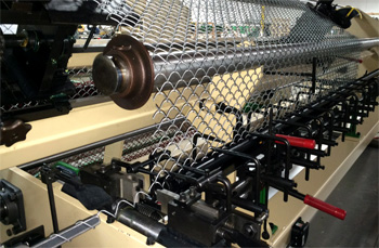 процесс изготовления сетки плетеной напоминает выпуск текстиля