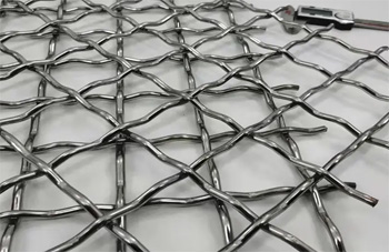 так выглядят ячейки плетеной сетки