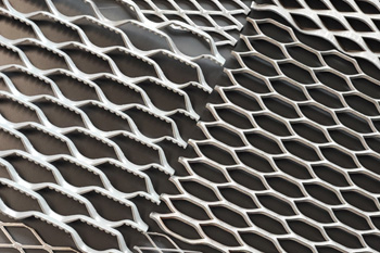 сетка просечно-вытяжная может иметь простую или более сложную форму ячеек