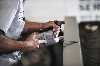 при полуавтоматическом шабрении мастер использует электроинструмент