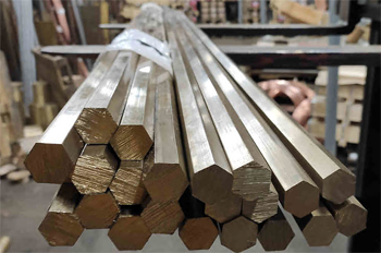 серия бронзовых шестигранников перед отгрузкой