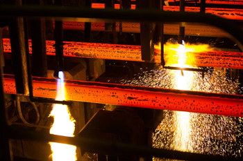 заготовки будущего стального шестигранника проходят горячую прокатку