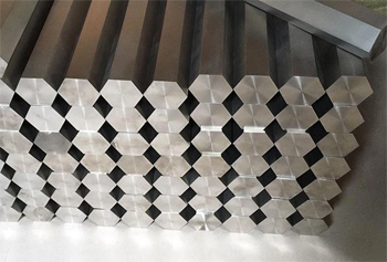 форма титанового шестигранника - шестиугольник со строгими пропорциями