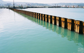 шпунт Ларсена становится неприступным барьером даже для воды