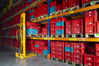 штабелеры могу произвести погрузку-выгрузку на стесненных площадях, где другой технике не развернуться