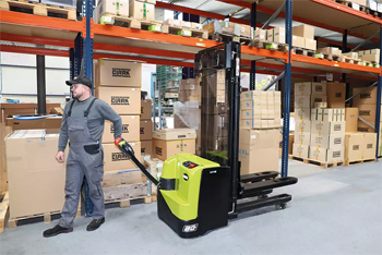 штабелеры могут работать как тележки для перевозки грузов...