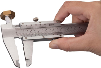 на простые механические штангенциркули нанесена система шкал