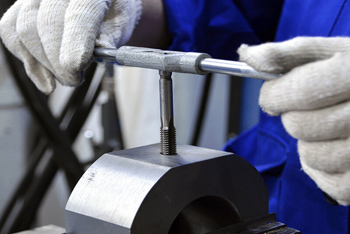 основу классических слесарных работ составляют операции, которые мастера выполняют вручную