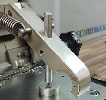 фиксация контрольного образца на измерительном столике спектрометра