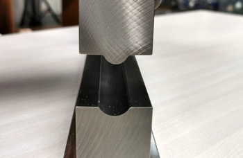 иногда роль станков для нанесения ребер жесткости могут выполнить пресс и специальная оснастка