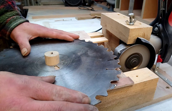 работать с ручным станком для заточки дисковых пил может толькл опытный мастер