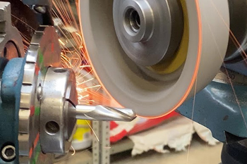 станки для заточки фрез используют абразивные круги разной зернистости