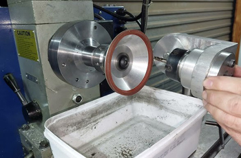 станки для заточки фрез могут выполнить разные операции, вплоть до полировки поверхности инструмента