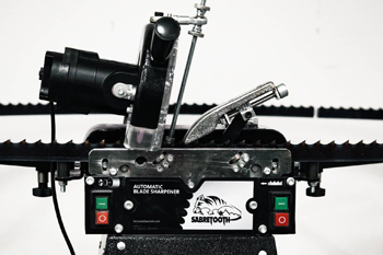 за один проход станки для заточки ленточных пил снимают тончайший припуск - не более десятой доли миллиметра