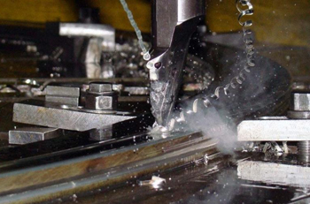 главная особенность строгания вертикальны и наклонные поверхностей - вертикальная подача суппорта