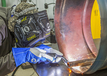 при аргонной сварке бронзы газ выполняет защитную функцию