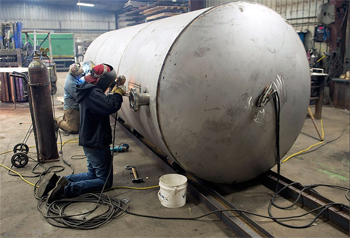 без ручного труда при сварке емкостей из нержавейки не обойтись