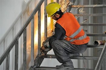 зачистка швов после сварки лестницы из металла