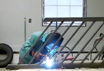 при сварке лестницы из металла особое внимание уделяют надежности перил