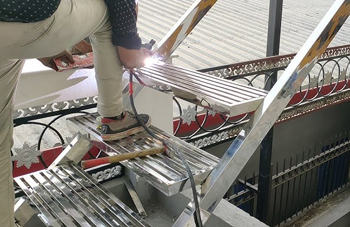 сварка лестницы из металла: работа над ступенями