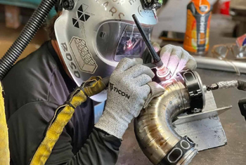 сварка титана осложняется тем, что металл может окислиться при высоких температурах