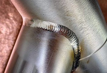 после электродуговой сварки титана образуется ровный аккуратный шов