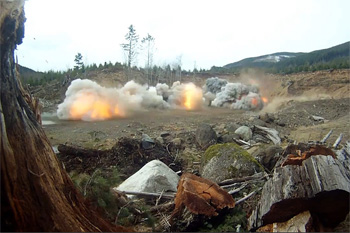 для соединения крупных объектов сваркой взрывом выходят на полигон