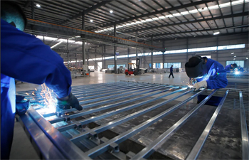 многие предприятия проводят сварку заборов в цехе, а потом вывозят готовые конструкции на объект для монтажа