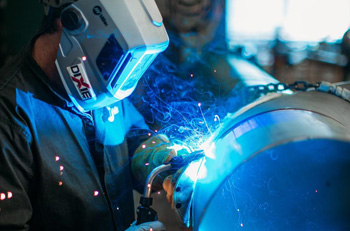 сварочные полуавтоматы работают на автономно, а в паре со сварщиком