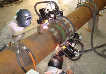 автоматические сварочные работы трубопроводов: техника трудится, люди наблюдают