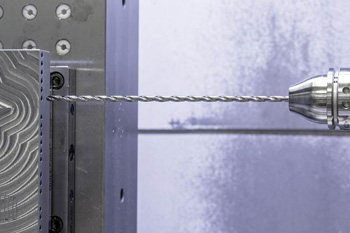 при сверлении глубоких отверстий есть риск сломать сверло, поэтому операцию проводят осторожно, а сам инструмент не извлекают из рабочей зоны