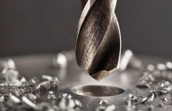 технология сверления металла помогает создавать в нем глухие и сквозные отверстия