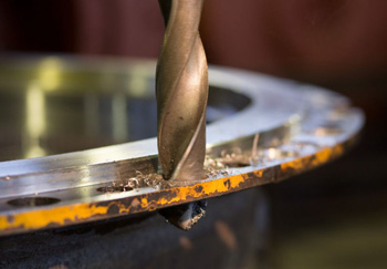 при сквозном сверлении металла важно удержать сверло, чтобы оно не сорвалось