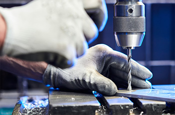 сверление металла на механическом токарном станке