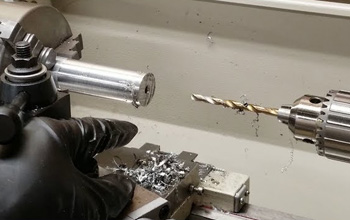 механическое сверление на токарном станке