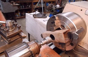 при сверлении на токарном станке важно правильно выбрать скорость вращения инструмента