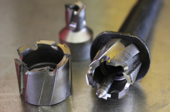 парадокс, но для сверления простых отверстий порой требуются сложные сверла