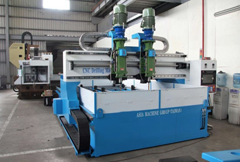 сверлильные станки с ЧПУ могут проводить и вертикальную, и горизонтальную, и наклонную обработку