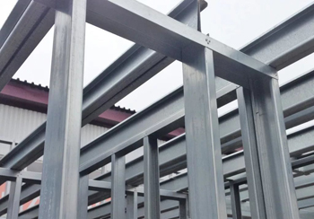 в металлоконструкциях алюминиевый тавр нередко соседствует со своим ближайшим родственником