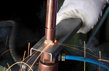 усилие при точечной сварке должно прилагаться строго по центру стыка