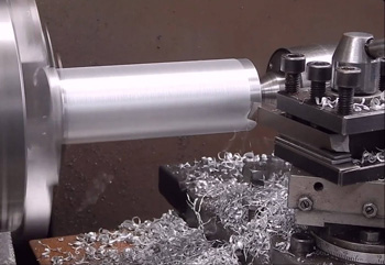 токарная обработка алюминия осложняется тем, что частицы металла могут налипать на инструмент