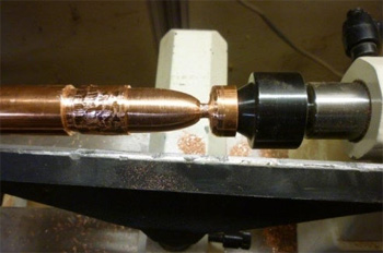 токарная обработка меди не требует усилий, так как материал очень мягкий, но в процессе нужно своевременно избавляться от стружки