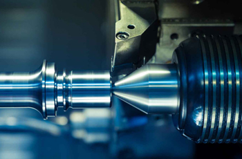 токарной обработкой на универсальных станках можно создать практически любые детали - от шестерен до резцов для обточки
