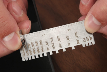 простейшие толщиномеры легко помещаются в кармане