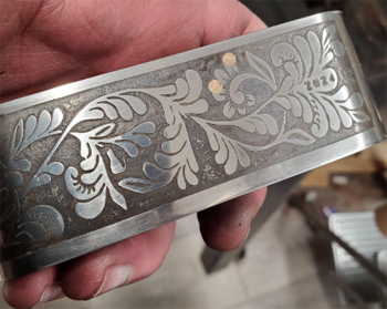 декоративное травление металла с обработкой определенных зон поверхности