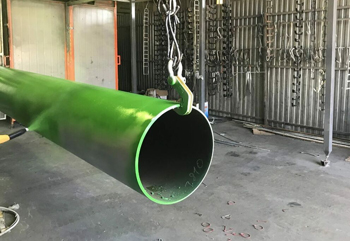 бесшовная горячедеформированная труба после покраски